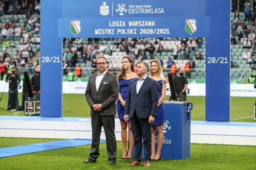 Ceremonia wręczenia medali i trofeum, radość z kibicami na stadionie