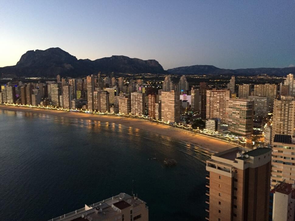 News: Benidorm - miasto z piłką w tle