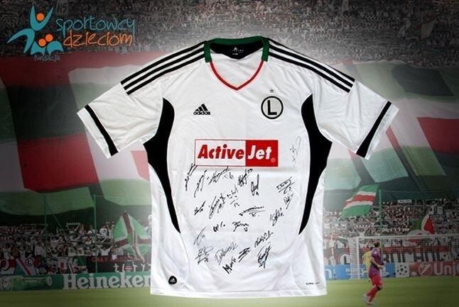 News: Koszulka meczowa z autografami piłkarzy - aukcja