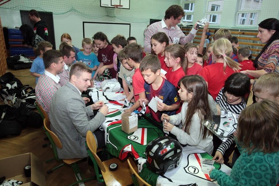 News: Hokeiści z wizytą w szkole podstawowej