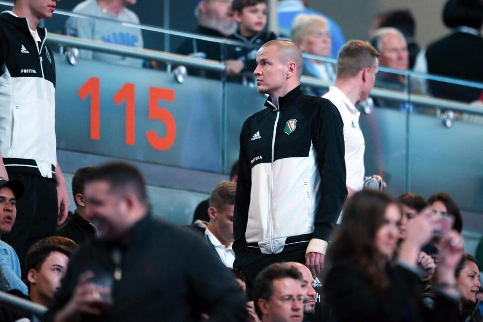 News: Adam Hlousek zaczął truchtać
