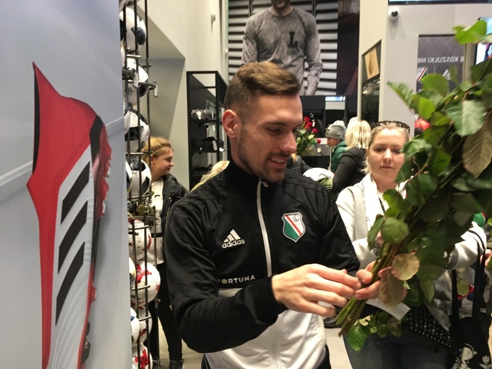 News: Piłkarze wręczali kwiaty i bilety fankom