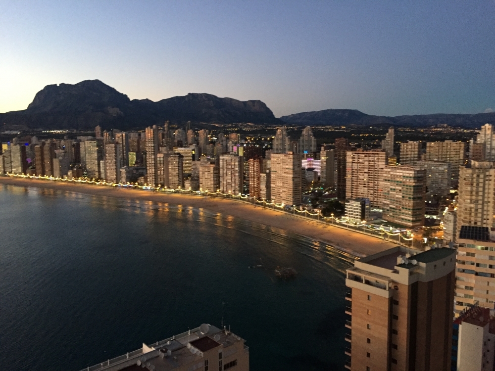 News: Benidorm - miasto z piłką w tle