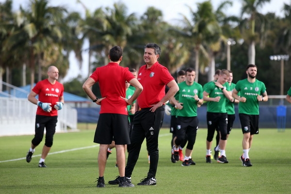 Premierowy trening na boisku