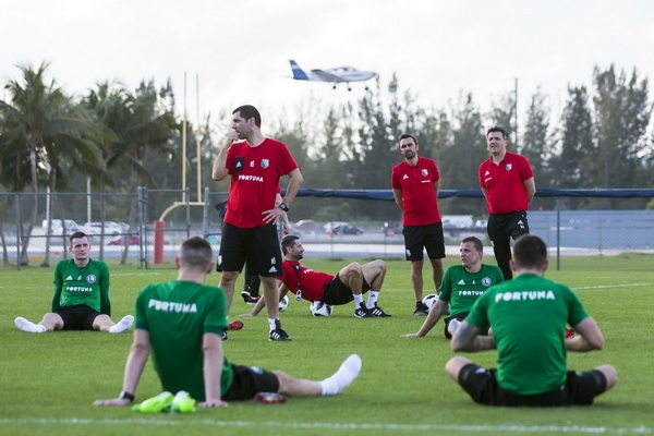 Premierowy trening na boisku