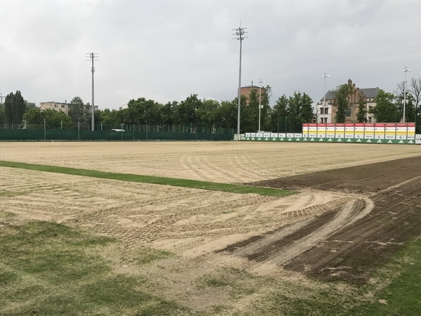 Renowacja płyty bocznego boiska