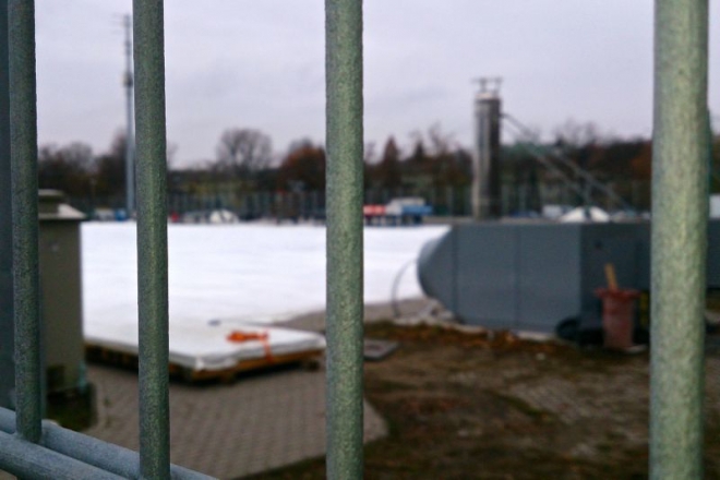 Rozpoczęto stawianie balonu przy Łazienkowskiej
