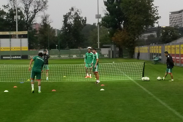 Poniedziałkowy trening w deszczu, liderzy odpoczywają