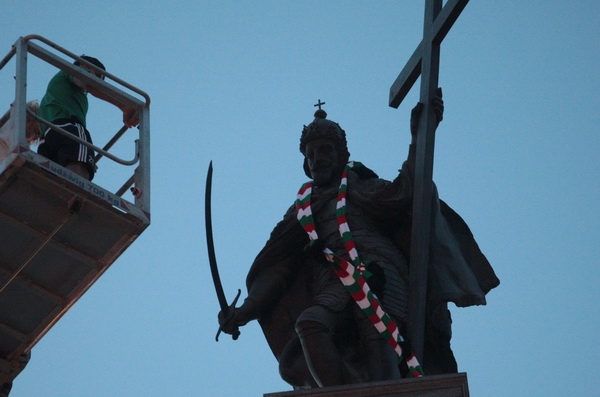 Król Zygmunt ubrany w barwy Legii